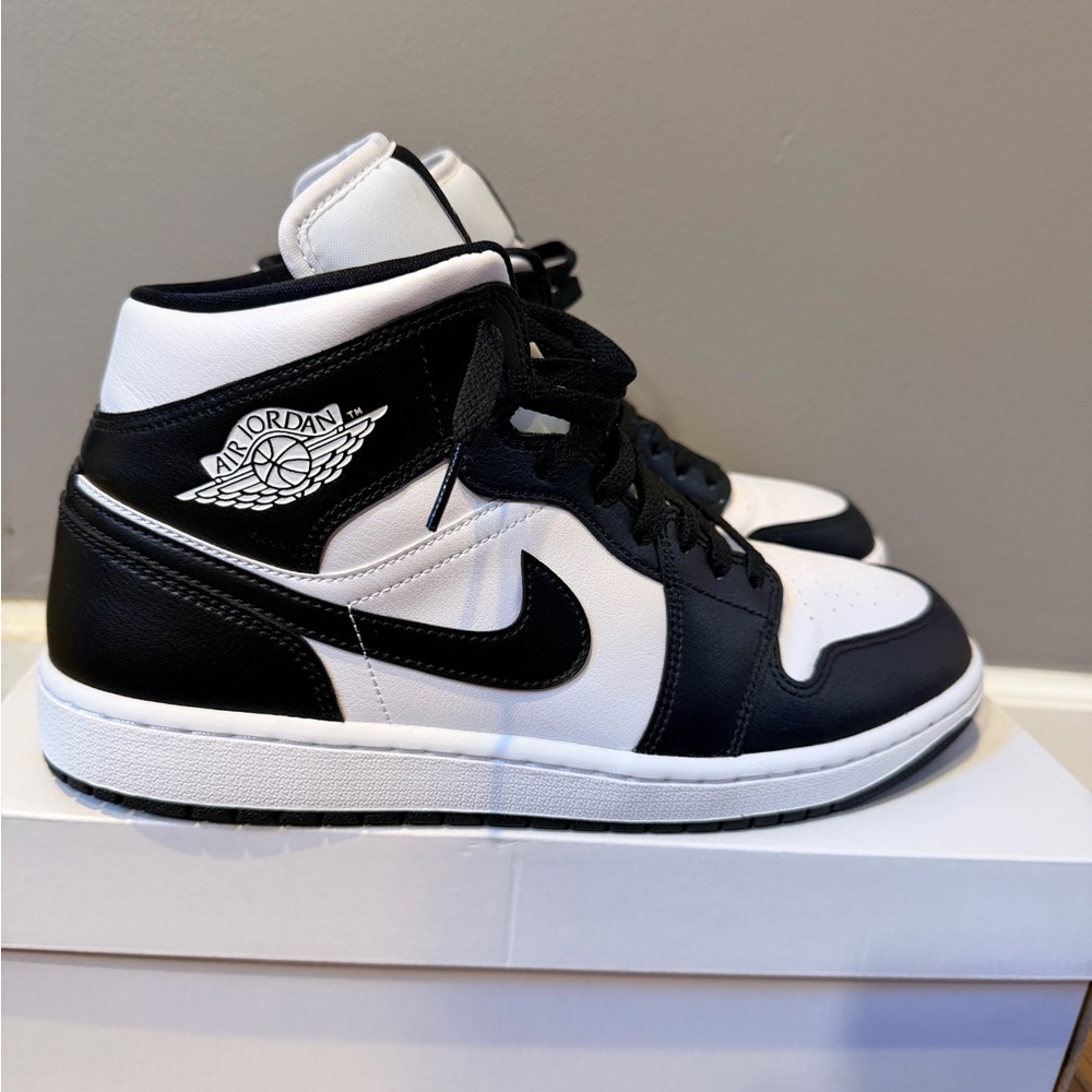 Air Jordan 1 MID Black and White